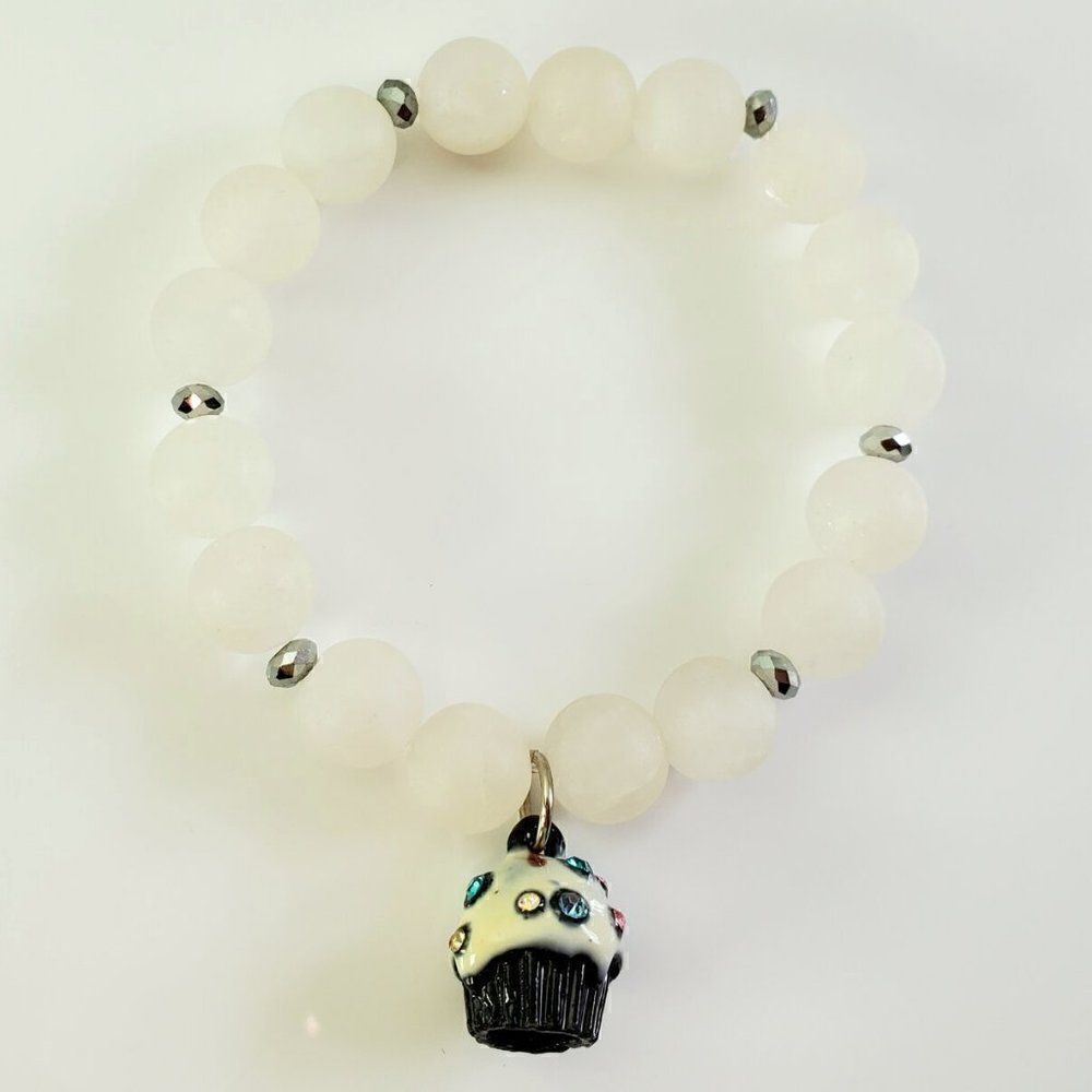 Natural White Quartz Stone Beaded Stretch Gemstone Bracelet w/Cupcake Charm NEW